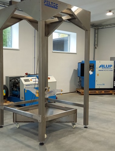 "Big bag" lifting frame with discharge tray